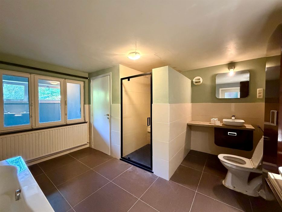 Vrijstaande woning op 25 are met uitzonderlijk renovatiepotentieel in het groen.