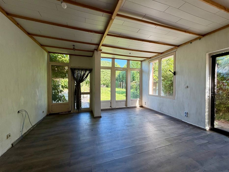 Vrijstaande woning op 25 are met uitzonderlijk renovatiepotentieel in het groen.