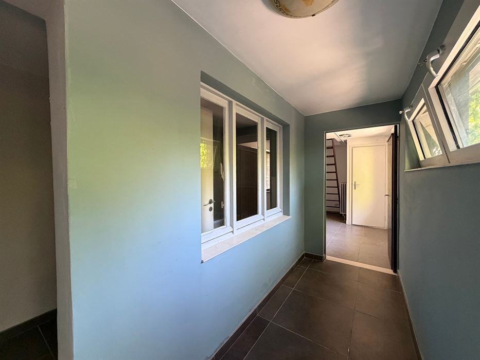 Vrijstaande woning op 25 are met uitzonderlijk renovatiepotentieel in het groen.