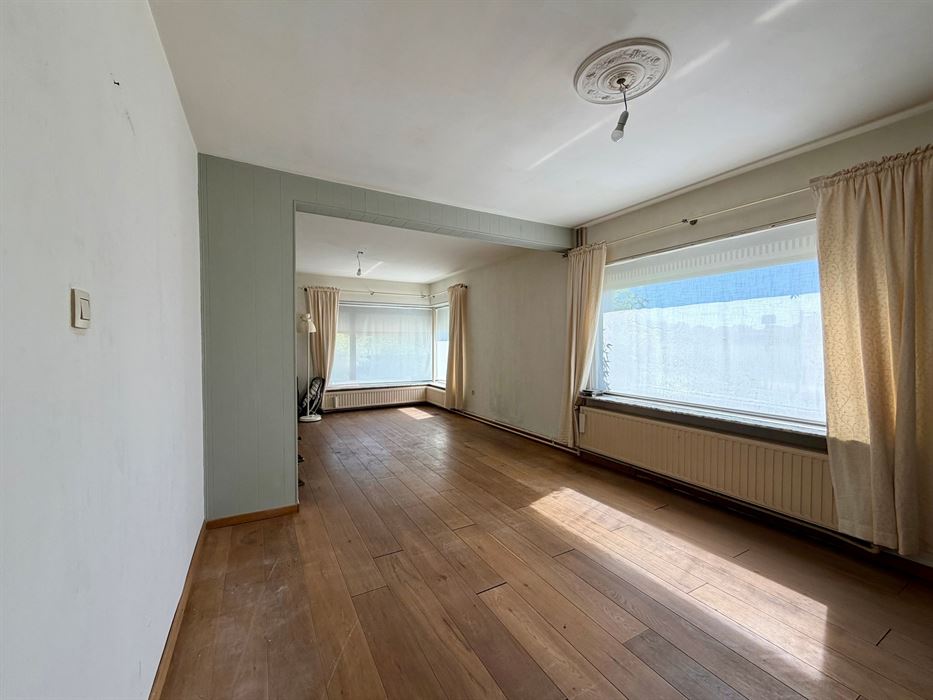 Vrijstaande woning op 25 are met uitzonderlijk renovatiepotentieel in het groen.