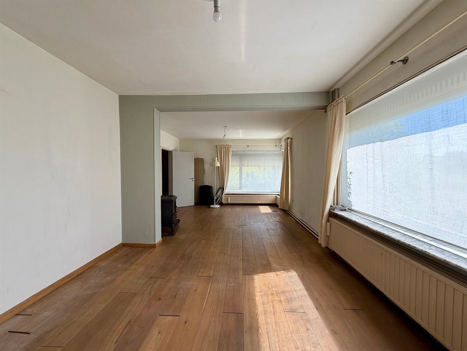Vrijstaande woning op 25 are met uitzonderlijk renovatiepotentieel in het groen.