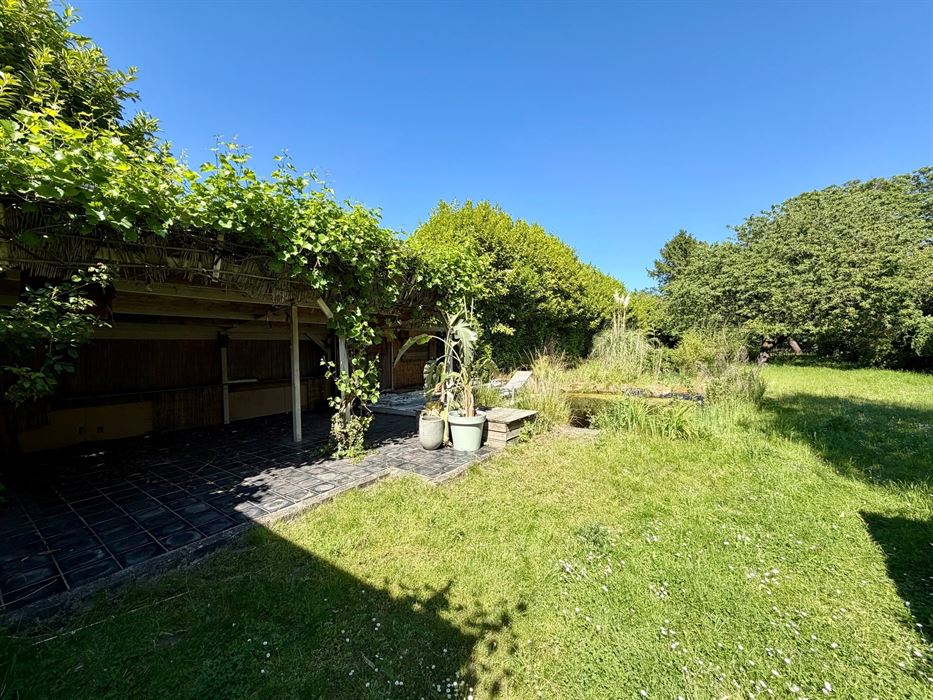 Vrijstaande woning op 25 are met uitzonderlijk renovatiepotentieel in het groen.