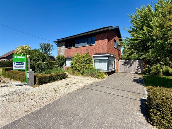 Vrijstaande woning op 25 are met uitzonderlijk renovatiepotentieel in het groen.