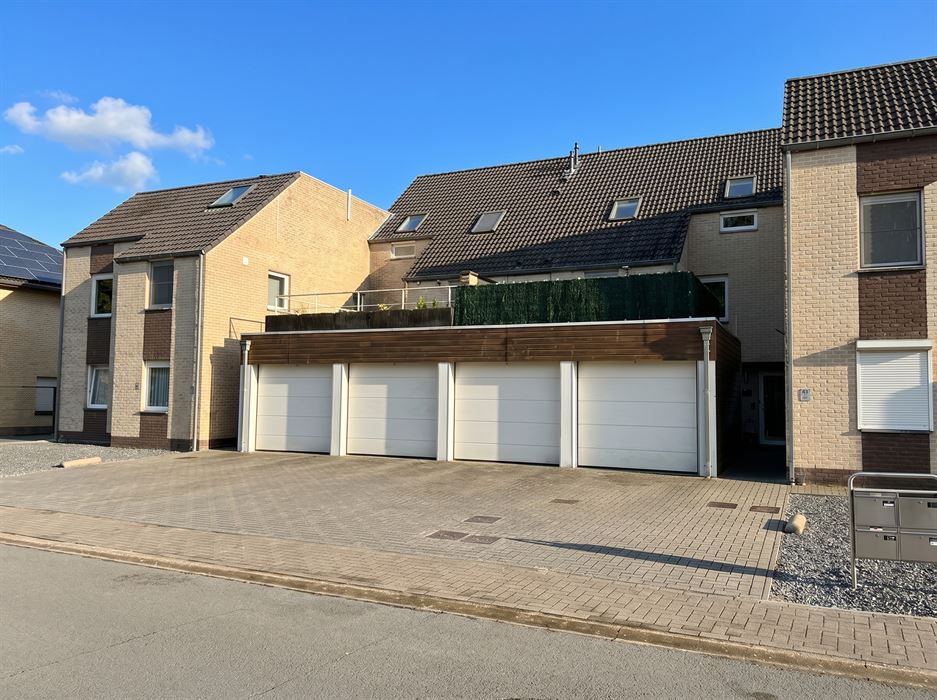 Ruim wonen op een toplocatie in Lanklaar met alle comfort, 2 terrassen en garagebox inbegrepen.