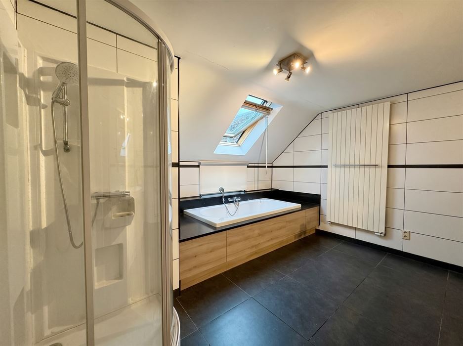 Ruim wonen op een toplocatie in Lanklaar met alle comfort, 2 terrassen en garagebox inbegrepen.