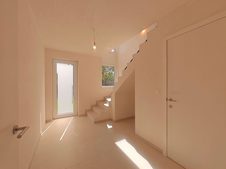 Instapklare nieuwbouwwoning met 3 slaapkamers in een rustige, kindvriendelijke buurt van Maasmechelen.