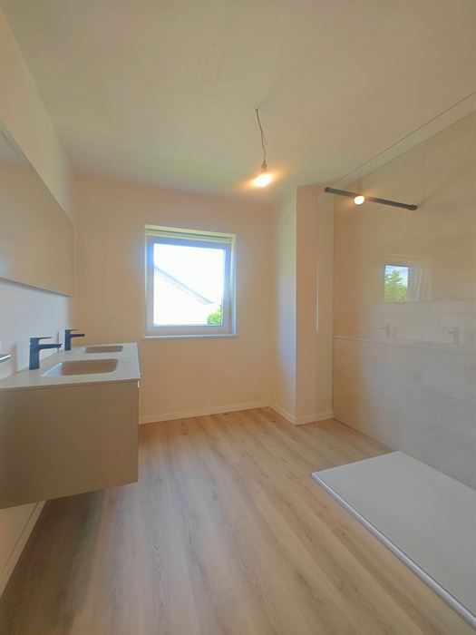 Instapklare nieuwbouwwoning met 3 slaapkamers in een rustige, kindvriendelijke buurt van Maasmechelen.