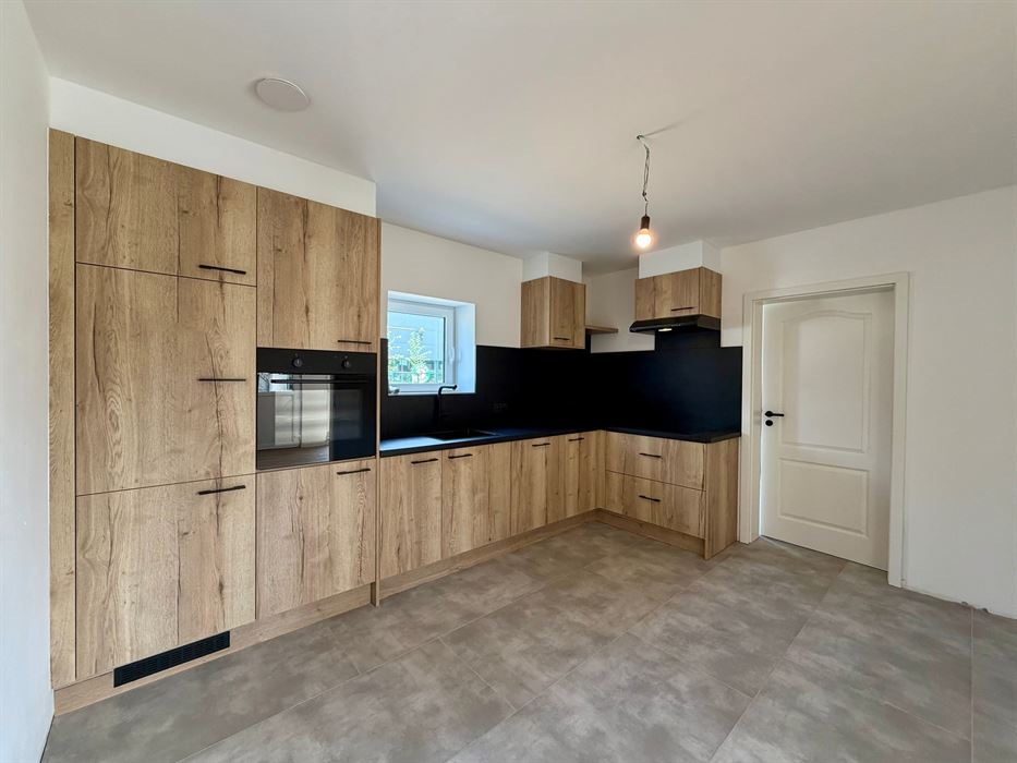 Volledig vernieuwd en instapklaar gelijkvloers appartement met 2 slaapkamers.