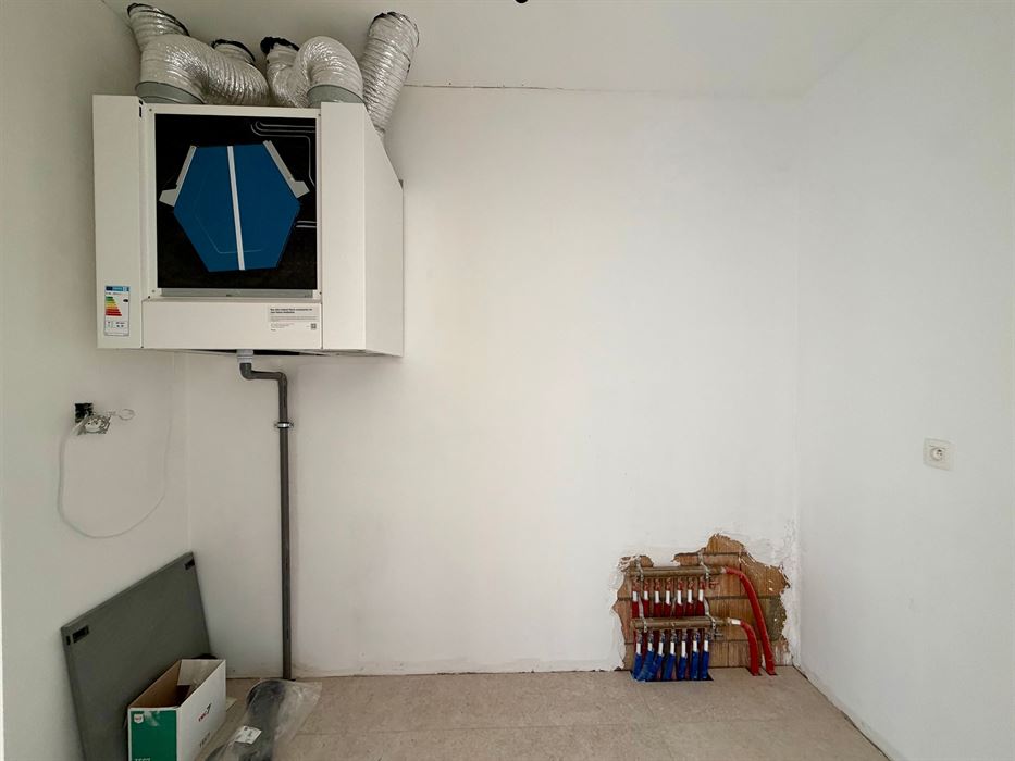 Volledig vernieuwd en instapklaar gelijkvloers appartement met 2 slaapkamers.
