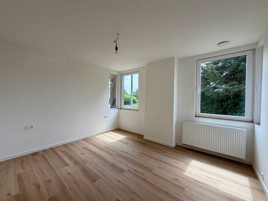 Volledig vernieuwd en instapklaar gelijkvloers appartement met 2 slaapkamers.
