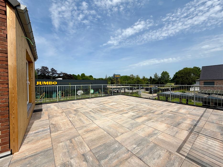 Uitzonderlijk ruim en volledig vernieuwd triplex appartement met drie slaapkamers, twee badkamers en een riant terras op een centrale locatie te Dilsen-Stokkem.