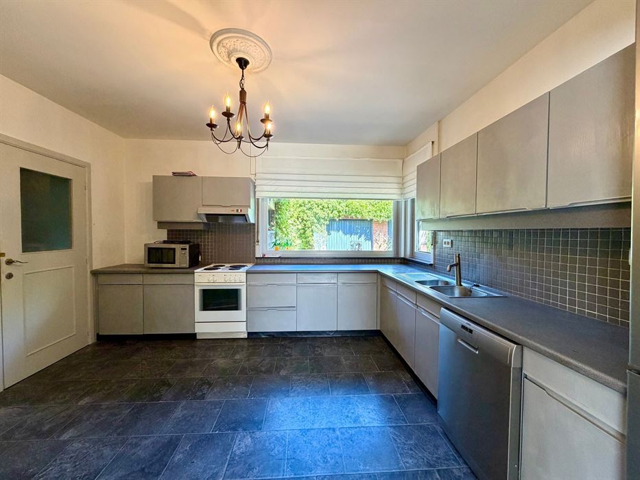 Vrijstaande woning op 25 are met uitzonderlijk renovatiepotentieel in het groen.