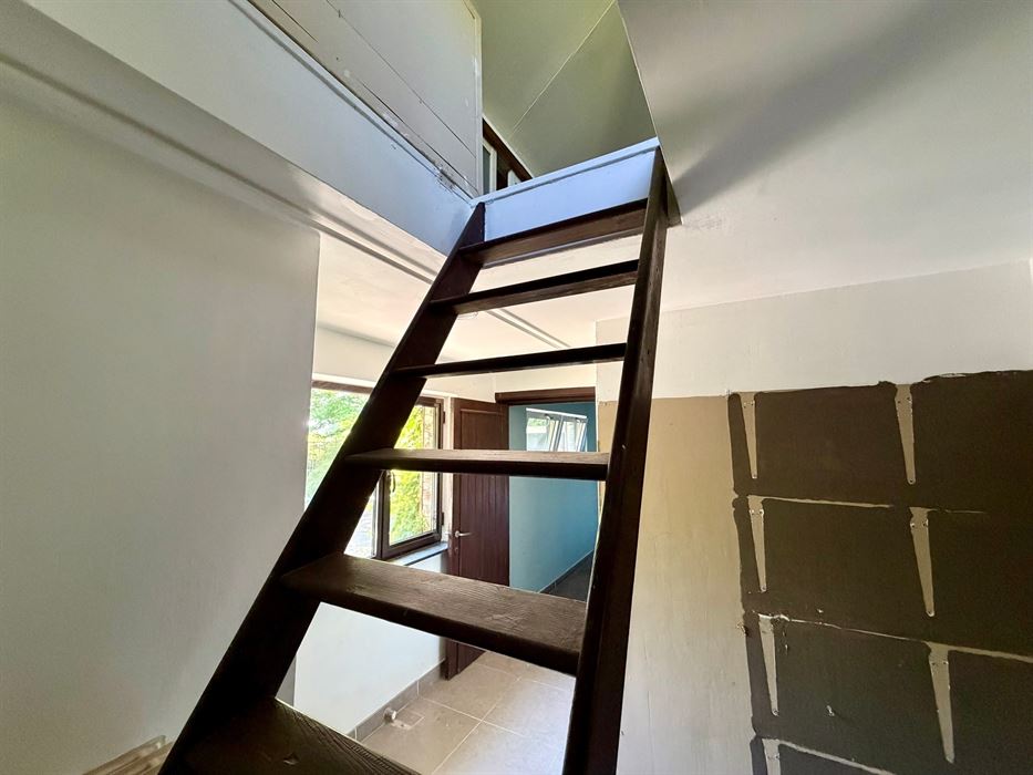 Vrijstaande woning op 25 are met uitzonderlijk renovatiepotentieel in het groen.