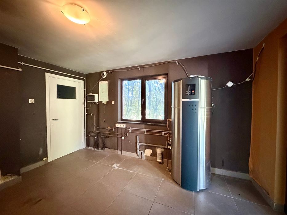 Vrijstaande woning op 25 are met uitzonderlijk renovatiepotentieel in het groen.