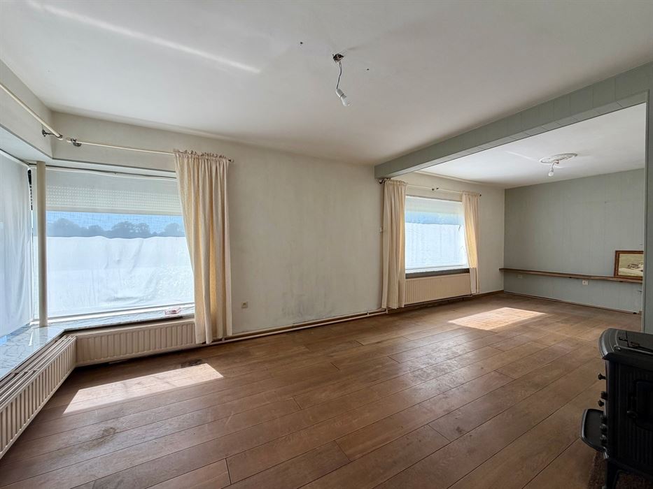 Vrijstaande woning op 25 are met uitzonderlijk renovatiepotentieel in het groen.