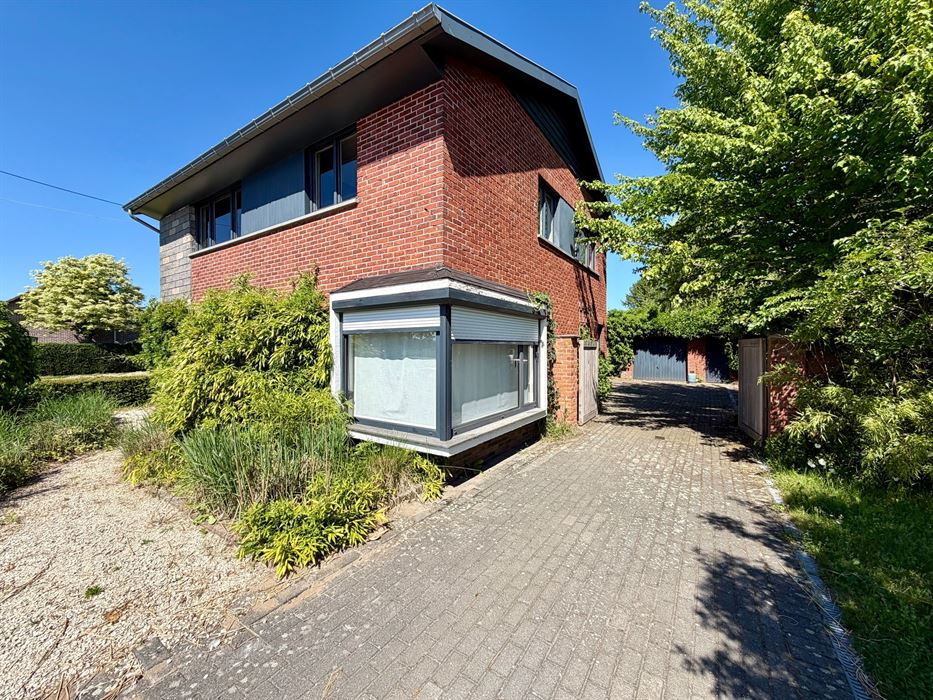 Vrijstaande woning op 25 are met uitzonderlijk renovatiepotentieel in het groen.