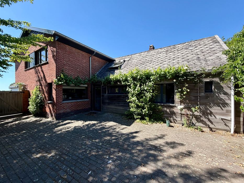 Vrijstaande woning op 25 are met uitzonderlijk renovatiepotentieel in het groen.
