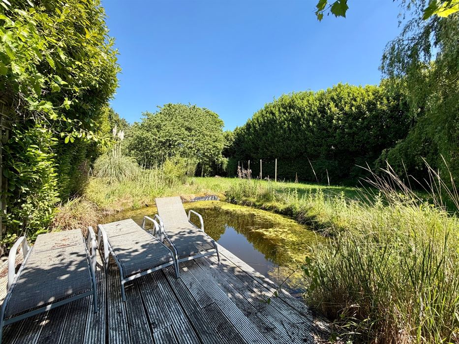 Vrijstaande woning op 25 are met uitzonderlijk renovatiepotentieel in het groen.