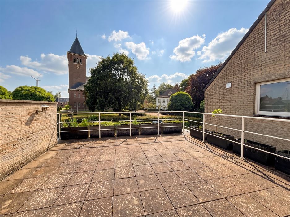 Ruim wonen op een toplocatie in Lanklaar met alle comfort, 2 terrassen en garagebox inbegrepen.