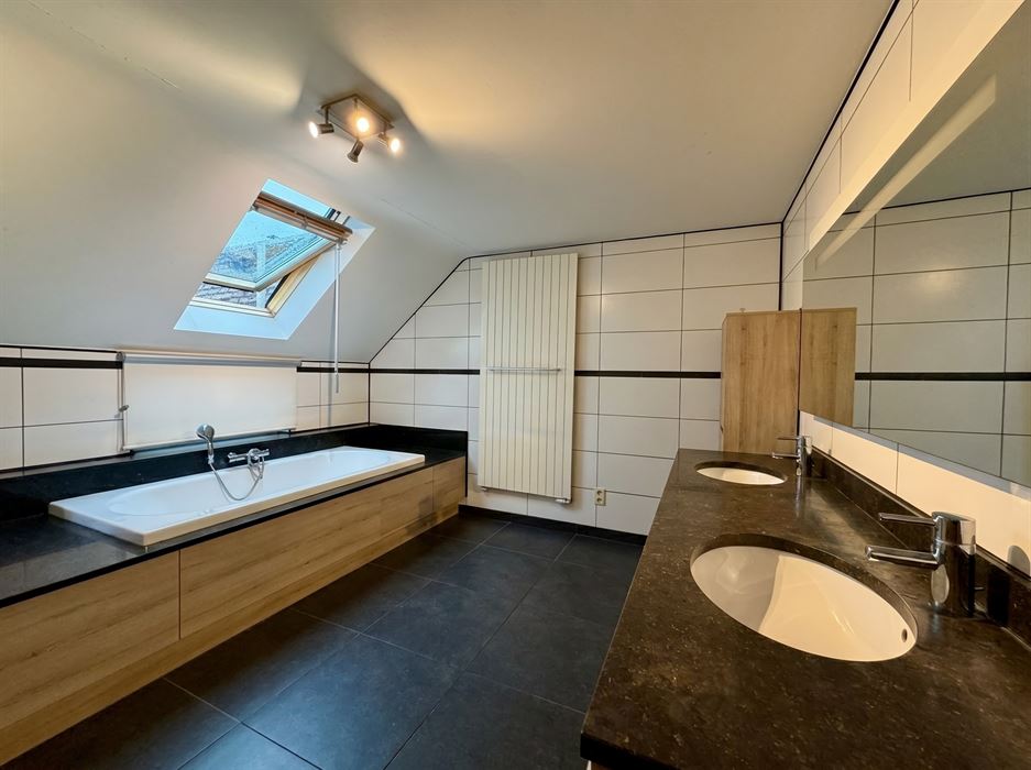 Ruim wonen op een toplocatie in Lanklaar met alle comfort, 2 terrassen en garagebox inbegrepen.