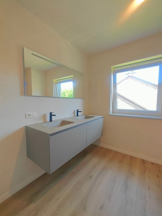 Instapklare nieuwbouwwoning met 3 slaapkamers in een rustige, kindvriendelijke buurt van Maasmechelen.