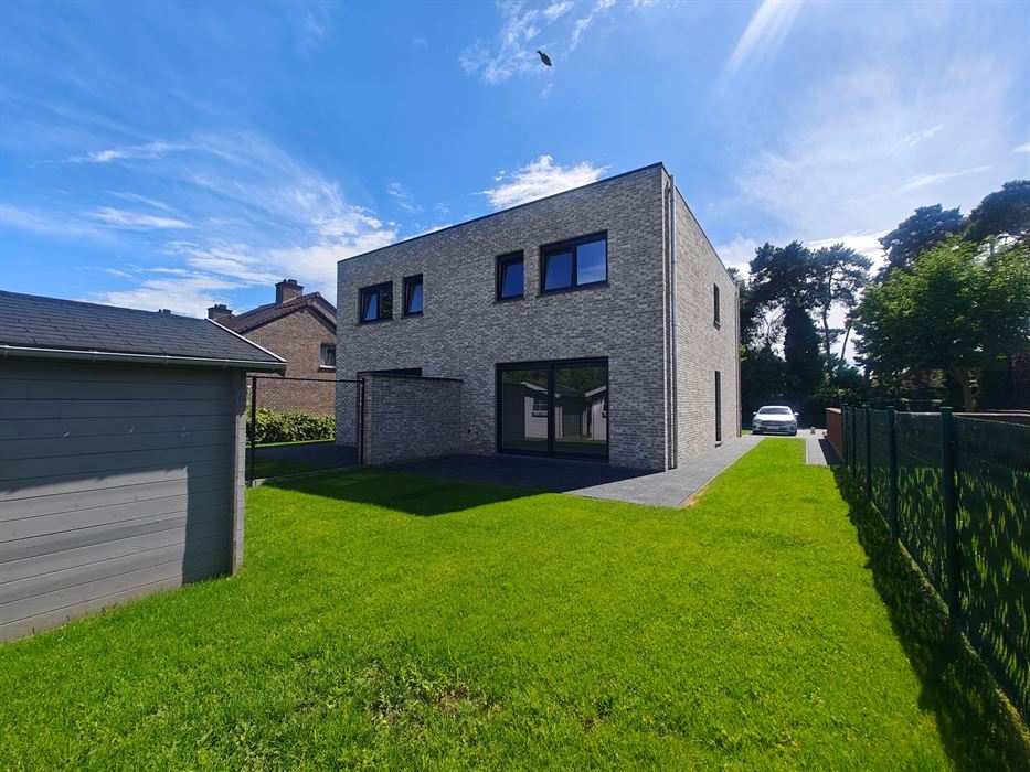 Instapklare nieuwbouwwoning met 3 slaapkamers in een rustige, kindvriendelijke buurt van Maasmechelen.