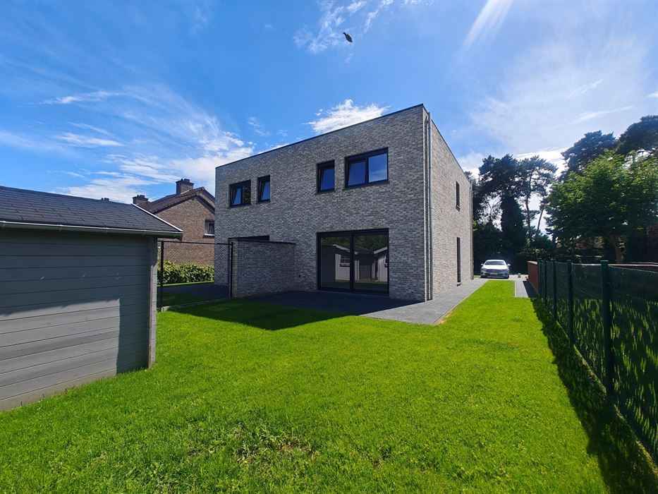 Instapklare nieuwbouwwoning met 3 slaapkamers in een rustige, kindvriendelijke buurt van Maasmechelen.