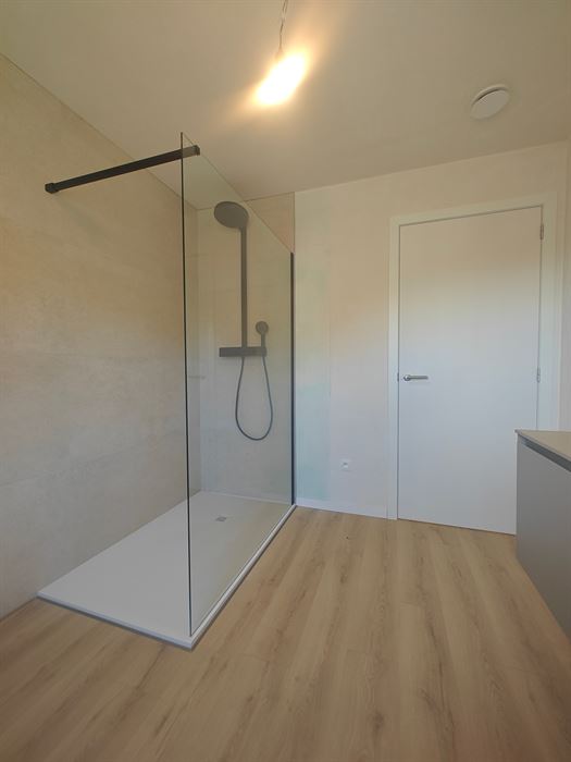 Instapklare nieuwbouwwoning met 3 slaapkamers in een rustige, kindvriendelijke buurt van Maasmechelen.