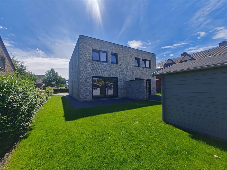Instapklare nieuwbouwwoning met 3 slaapkamers in een rustige, kindvriendelijke buurt van Maasmechelen.