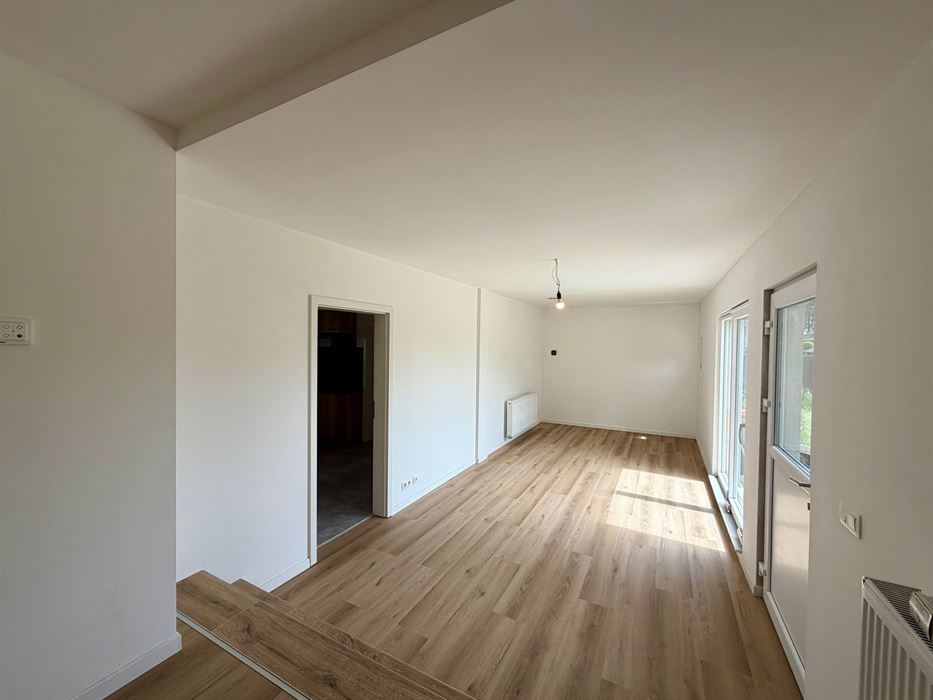 Volledig vernieuwd en instapklaar gelijkvloers appartement met 2 slaapkamers.