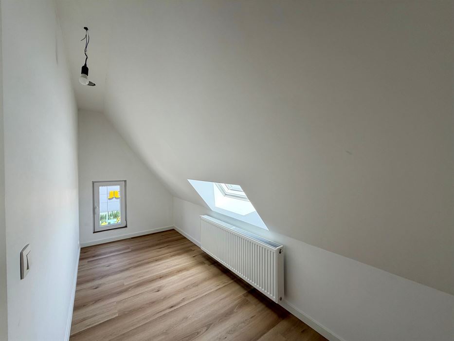 Uitzonderlijk ruim en volledig vernieuwd triplex appartement met drie slaapkamers, twee badkamers en een riant terras op een centrale locatie te Dilsen-Stokkem.