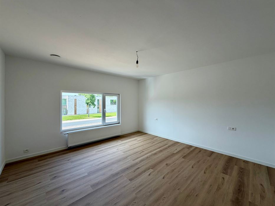 Uitzonderlijk ruim en volledig vernieuwd triplex appartement met drie slaapkamers, twee badkamers en een riant terras op een centrale locatie te Dilsen-Stokkem.