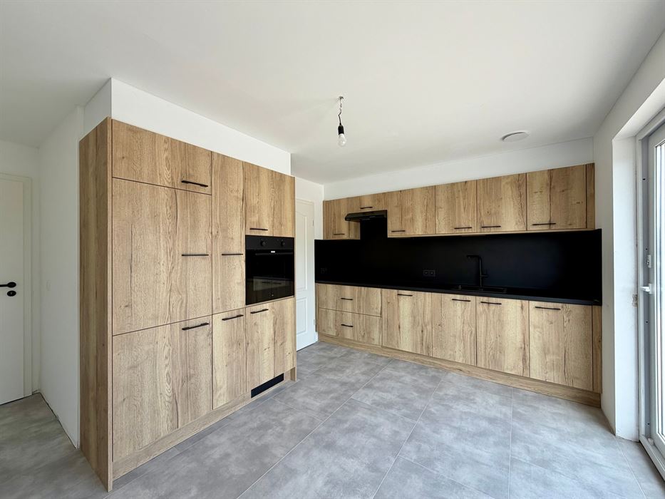 Uitzonderlijk ruim en volledig vernieuwd triplex appartement met drie slaapkamers, twee badkamers en een riant terras op een centrale locatie te Dilsen-Stokkem.