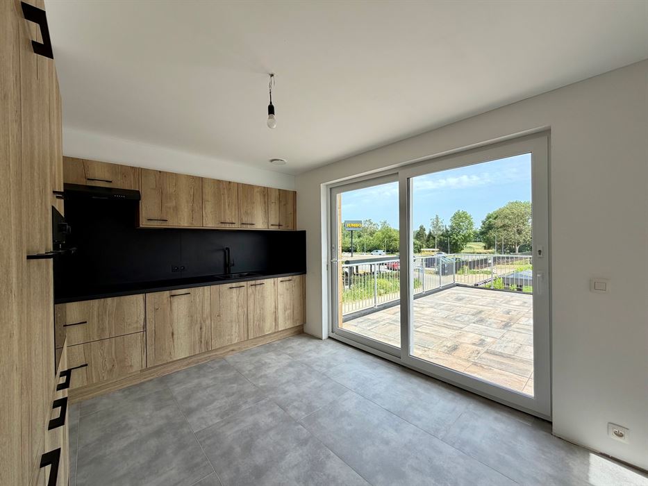 Uitzonderlijk ruim en volledig vernieuwd triplex appartement met drie slaapkamers, twee badkamers en een riant terras op een centrale locatie te Dilsen-Stokkem.