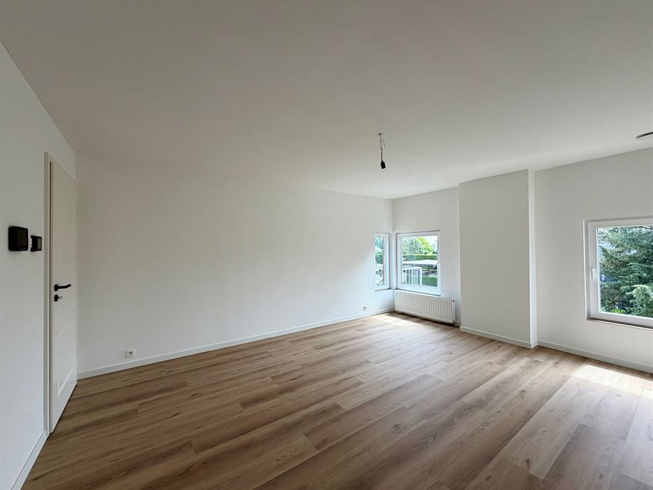 Uitzonderlijk ruim en volledig vernieuwd triplex appartement met drie slaapkamers, twee badkamers en een riant terras op een centrale locatie te Dilsen-Stokkem.