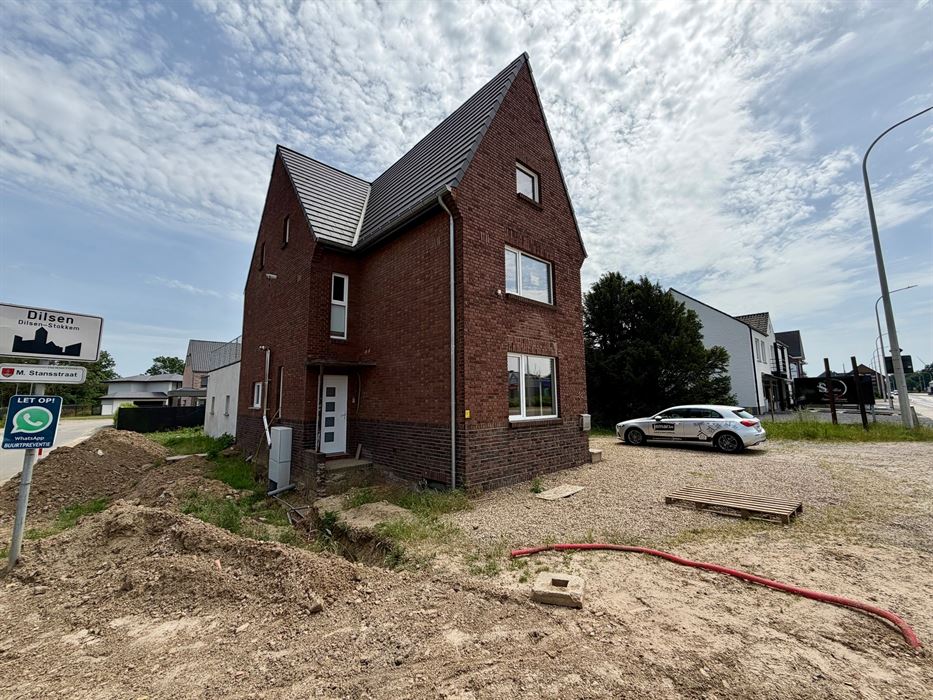 Uitzonderlijk ruim en volledig vernieuwd triplex appartement met drie slaapkamers, twee badkamers en een riant terras op een centrale locatie te Dilsen-Stokkem.