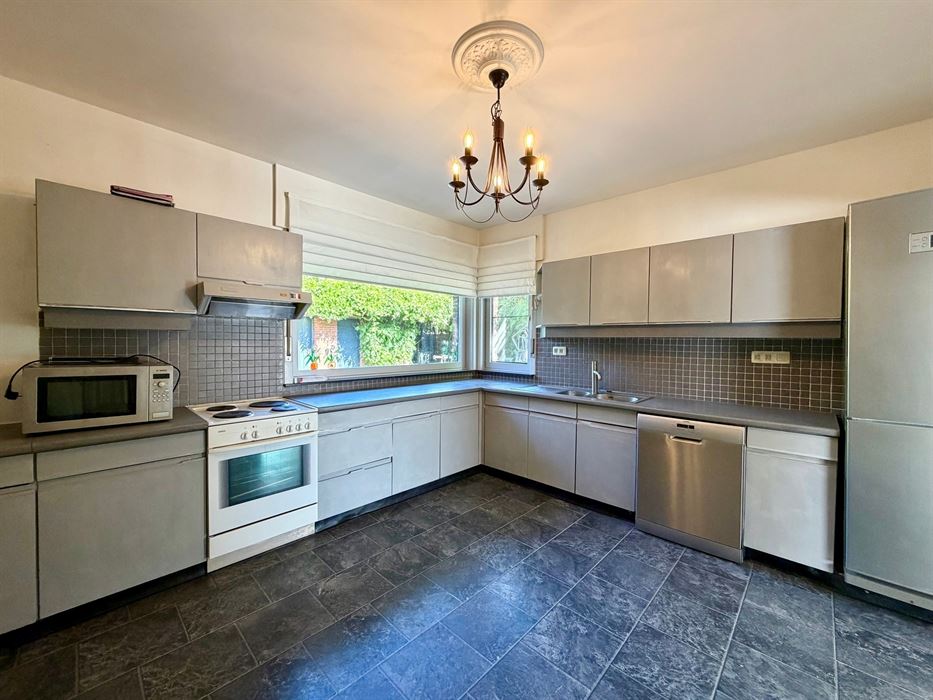 Vrijstaande woning op 25 are met uitzonderlijk renovatiepotentieel in het groen.