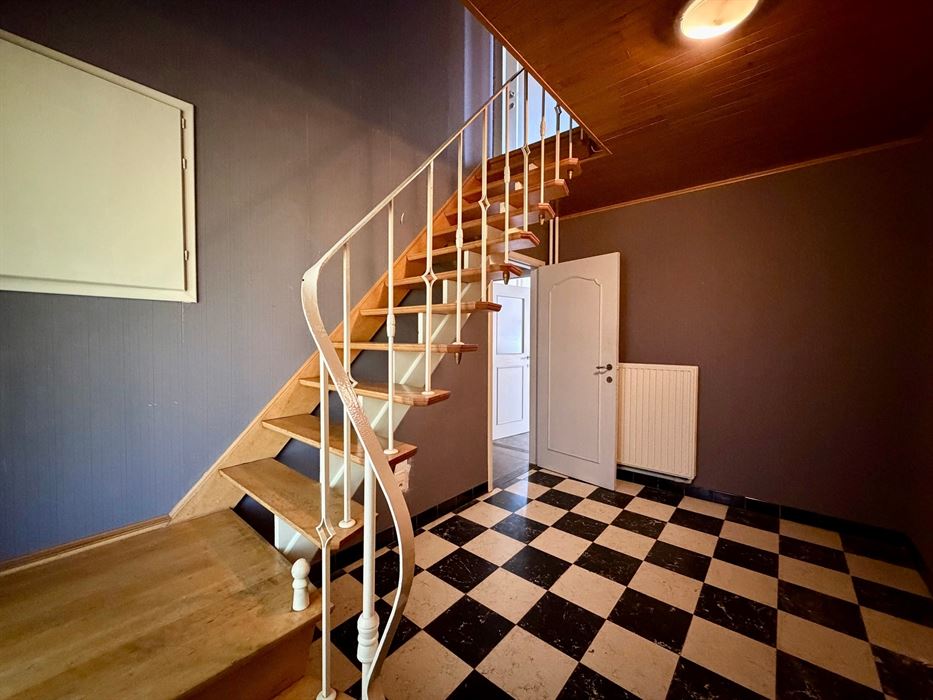 Vrijstaande woning op 25 are met uitzonderlijk renovatiepotentieel in het groen.