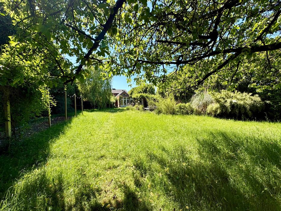 Vrijstaande woning op 25 are met uitzonderlijk renovatiepotentieel in het groen.