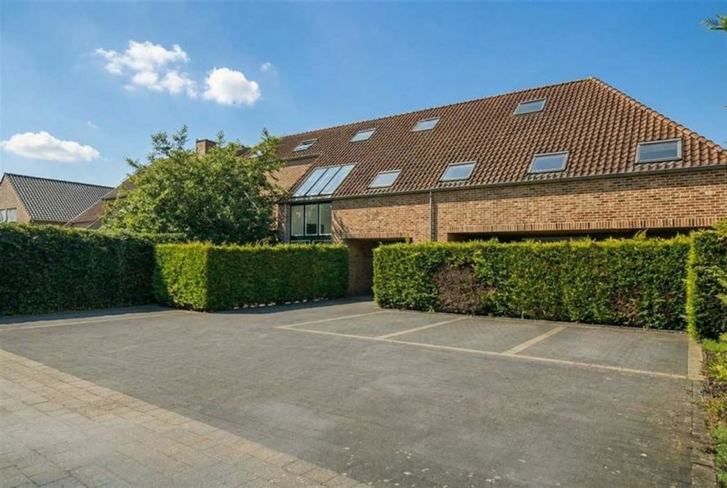 Ruime triplex met studio te koop in Opgrimbie!