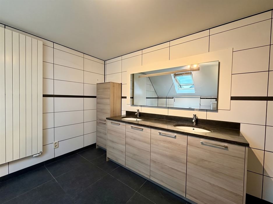 Ruim wonen op een toplocatie in Lanklaar met alle comfort, 2 terrassen en garagebox inbegrepen.