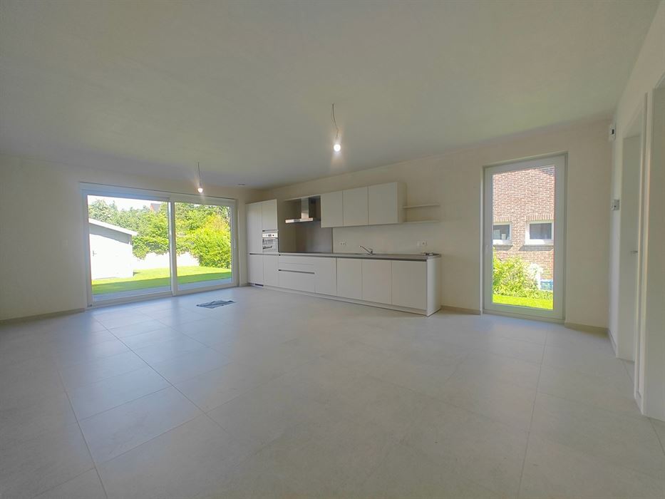 Instapklare nieuwbouwwoning met 3 slaapkamers in een rustige, kindvriendelijke buurt van Maasmechelen.