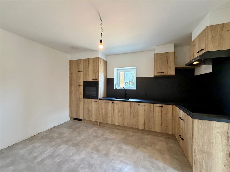 Volledig vernieuwd en instapklaar gelijkvloers appartement met 2 slaapkamers.
