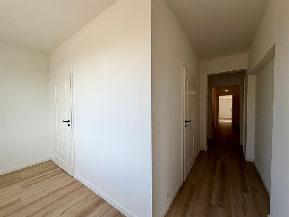 Volledig vernieuwd en instapklaar gelijkvloers appartement met 2 slaapkamers.