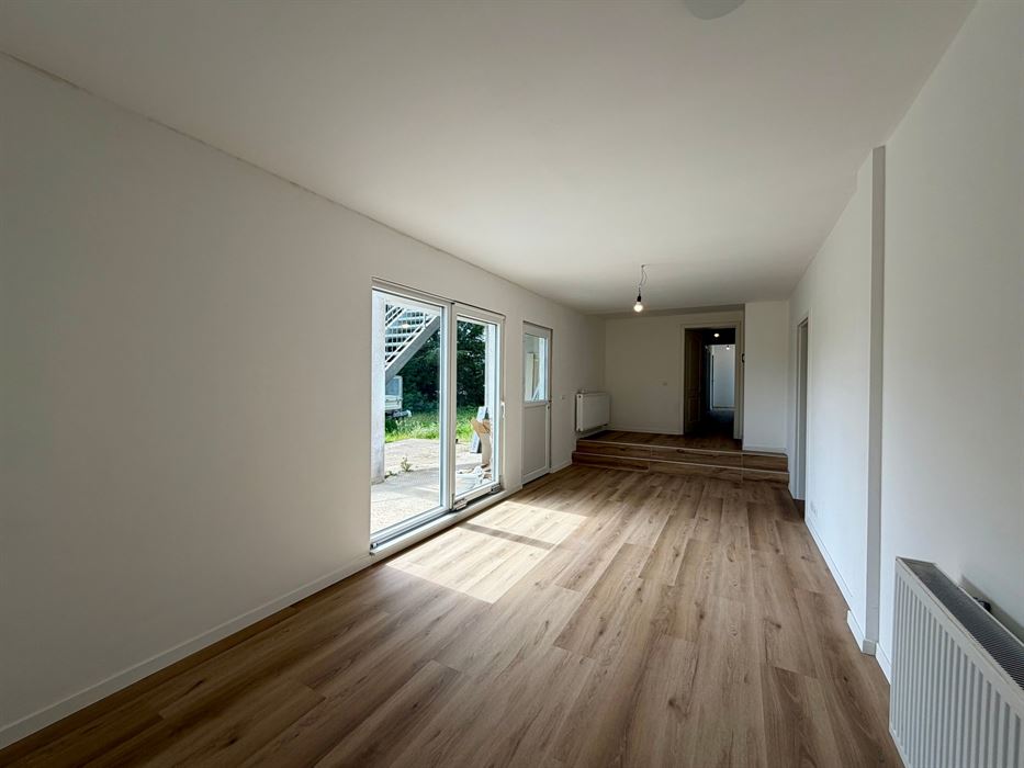 Volledig vernieuwd en instapklaar gelijkvloers appartement met 2 slaapkamers.