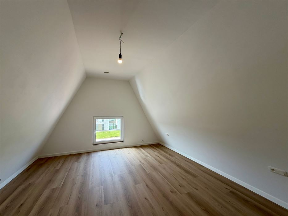 Uitzonderlijk ruim en volledig vernieuwd triplex appartement met drie slaapkamers, twee badkamers en een riant terras op een centrale locatie te Dilsen-Stokkem.