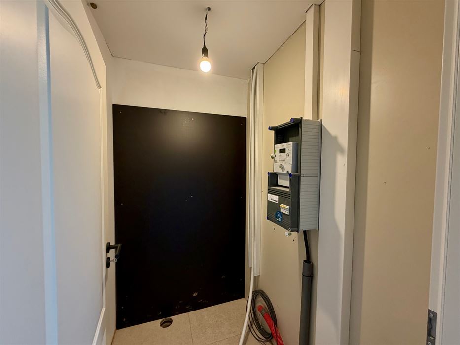 Uitzonderlijk ruim en volledig vernieuwd triplex appartement met drie slaapkamers, twee badkamers en een riant terras op een centrale locatie te Dilsen-Stokkem.