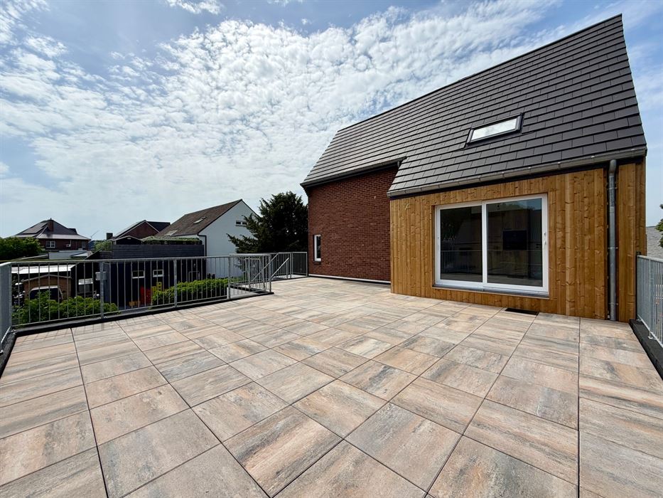 Uitzonderlijk ruim en volledig vernieuwd triplex appartement met drie slaapkamers, twee badkamers en een riant terras op een centrale locatie te Dilsen-Stokkem.