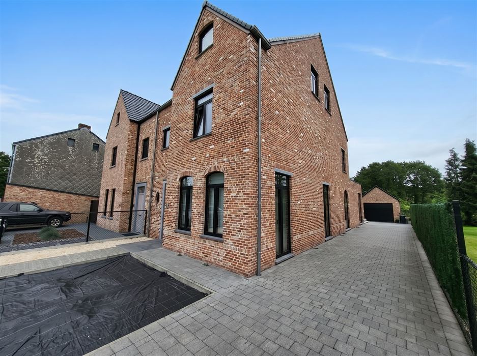 Stijlvolle halfopen pastorijwoning met praktijkruimte, 4 slaapkamers, garage en zonnige tuin op bijna 10 are