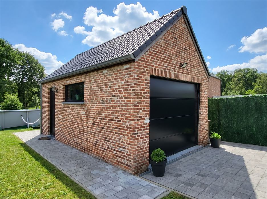 Stijlvolle halfopen pastorijwoning met praktijkruimte, 4 slaapkamers, garage en zonnige tuin op bijna 10 are